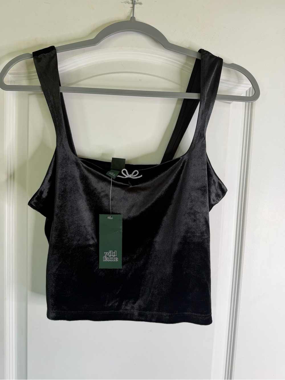 NWT Wild  fable Black Velvet Cropped Cami Tank W Bow. Size M